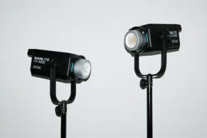 渋谷のレンタルスタジオ「JG Studio」の有料オプション機材。ライトスタンドに設置されたNANLITE FS-300C RGB LEDライト2灯セット。