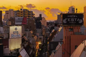 渋谷・道玄坂のベランダから見える、美しい夕焼けとホテル街のネオン。