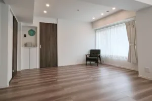 白い壁と木目調のフローリングが特徴のJG Studio。アンティーク風の椅子がアクセントになったシンプルな一角。