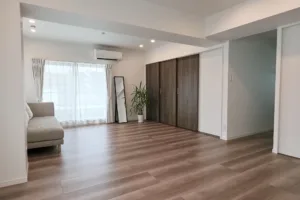 姿見と観葉植物が置かれたJG Studioのミニマルな内装。フローリングが広がる明るい撮影空間。