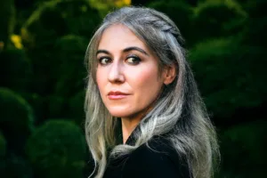 東京にてJG Brasseurが撮影した、フランス人歌手AUDEのオフィシャル・シングルカバー・ポートレート。Spotify、Apple Music、および各ストリーミングプラットフォームにて公開。