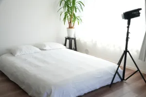 メインスタジオに、白いリネンのエアーベッド、ユッカの観葉植物、そしてNanlite社のプロ仕様照明を配置したライフスタイル撮影セット。